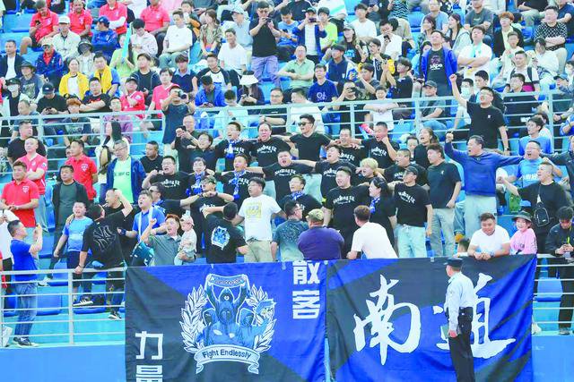 主场球迷的加油声风起云涌,为球队助威 主场球迷的加油声风起云涌,为球队助威