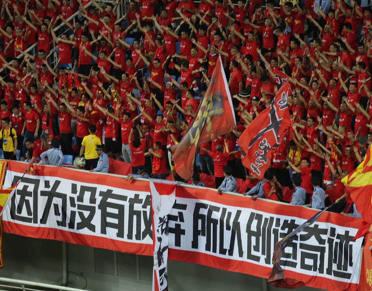 主场球迷的加油声风起云涌,为球队助威 主场球迷的加油声风起云涌,为球队助威