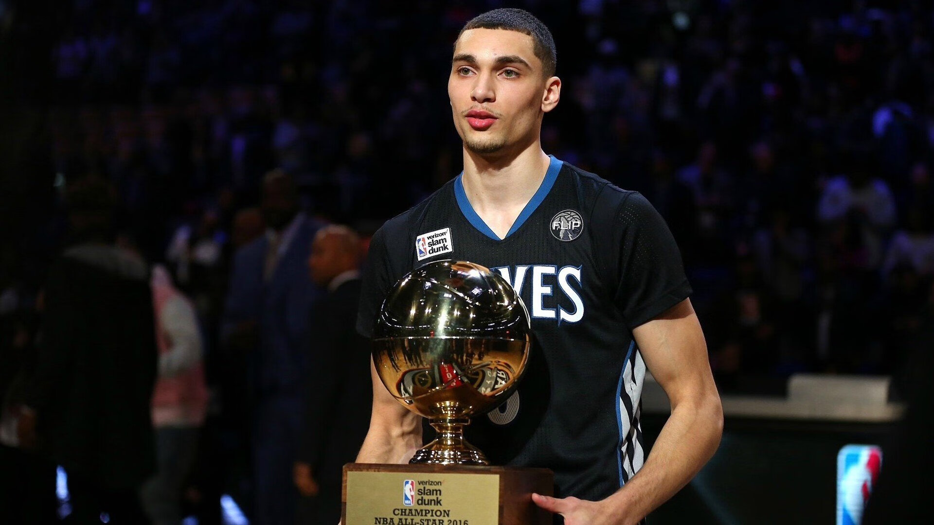 赛道与球场，霍勒迪在F1新赛季揭幕战之夜的跨界证明